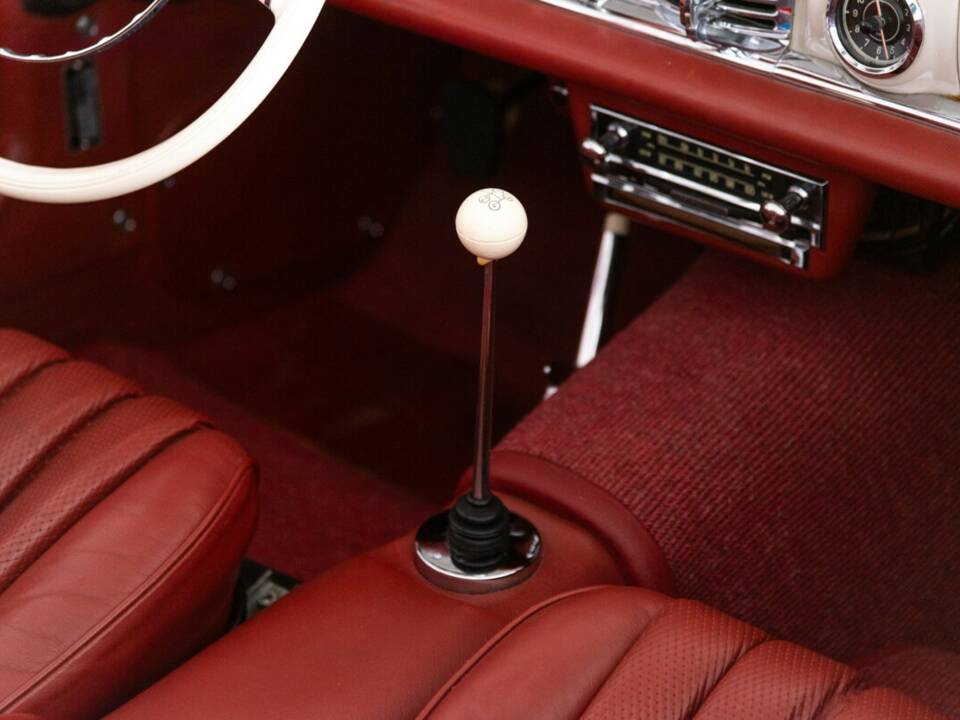 Image 43/50 of Mercedes-Benz 300 SL Roadster (1961)