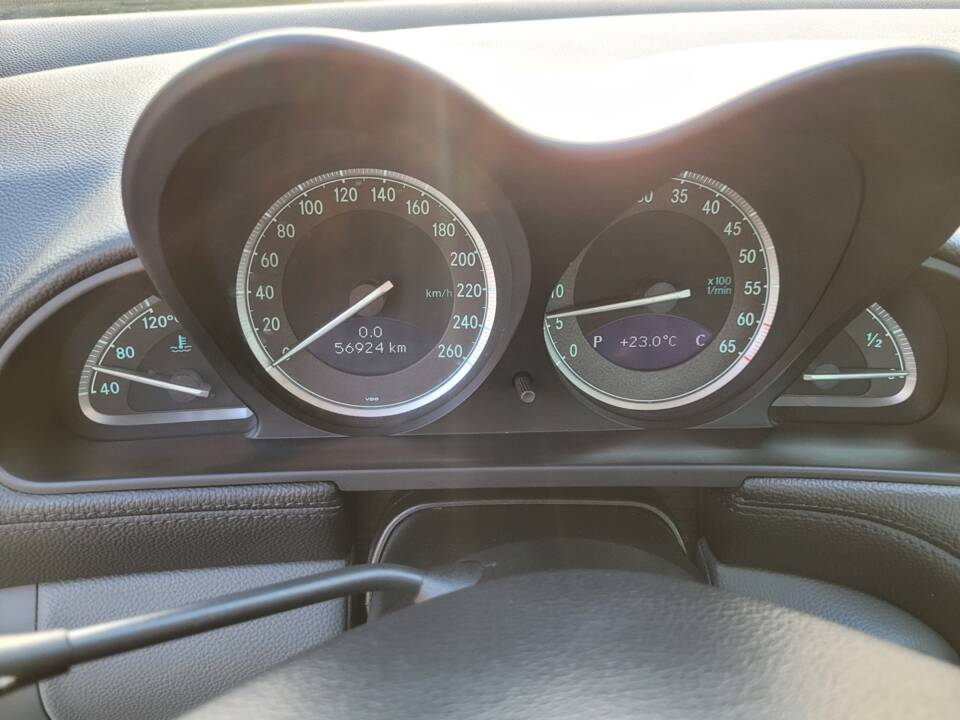 Bild 60/97 von Mercedes-Benz SL 500 (2004)