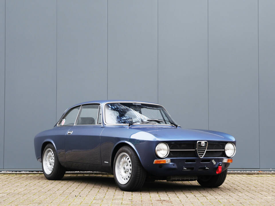 Immagine 14/48 di Alfa Romeo Giulia GT 1300 Junior (1975)