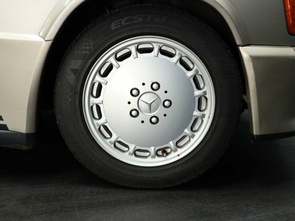 Image 28/30 of Mercedes-Benz 190 E 2.3-16 (1984)