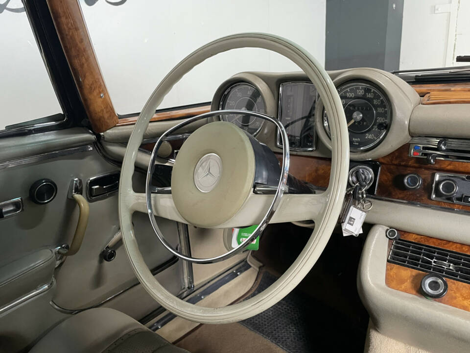 Image 13/28 of Mercedes-Benz 280 SE 3,5 (1970)