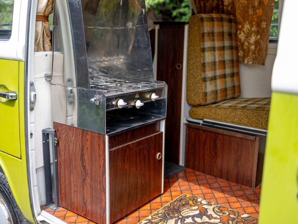 Image 12/47 of Volkswagen T2b Camper (1977)