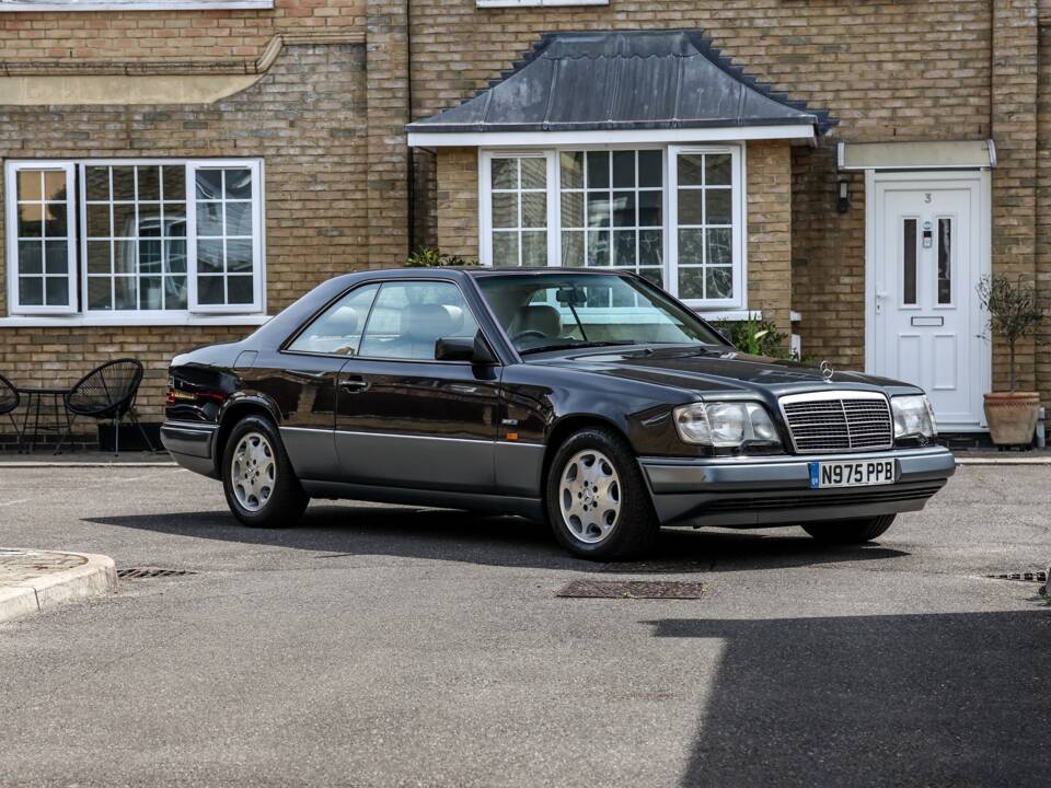 Image 10/37 of Mercedes-Benz E 320 (1995)