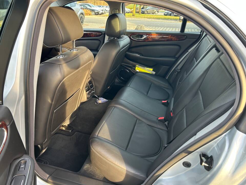 Bild 16/24 von Jaguar XJ 2.7 D (2007)