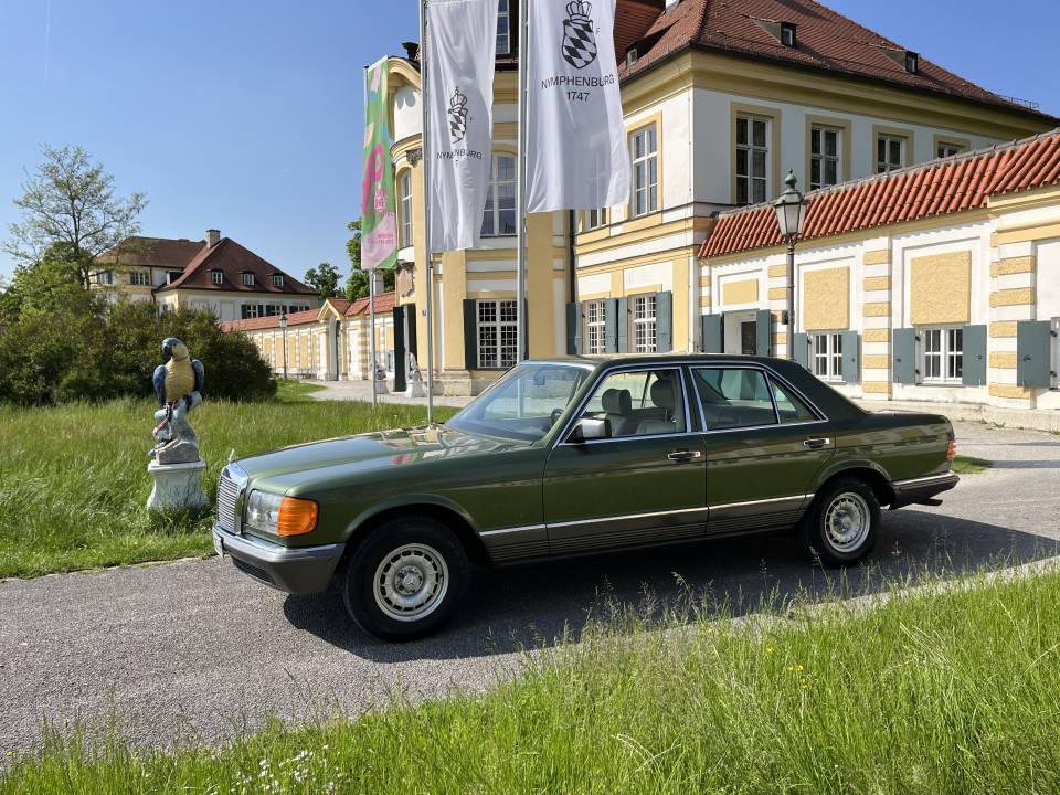 Image 2/50 of Mercedes-Benz 380 SE (1984)