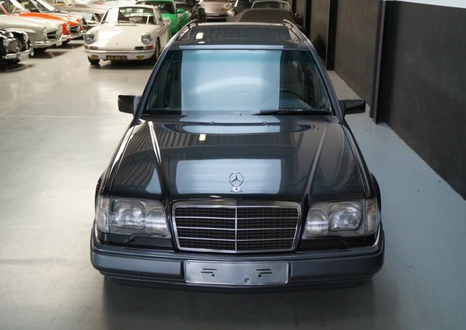Bild 25/50 von Mercedes-Benz E 280 T (1994)