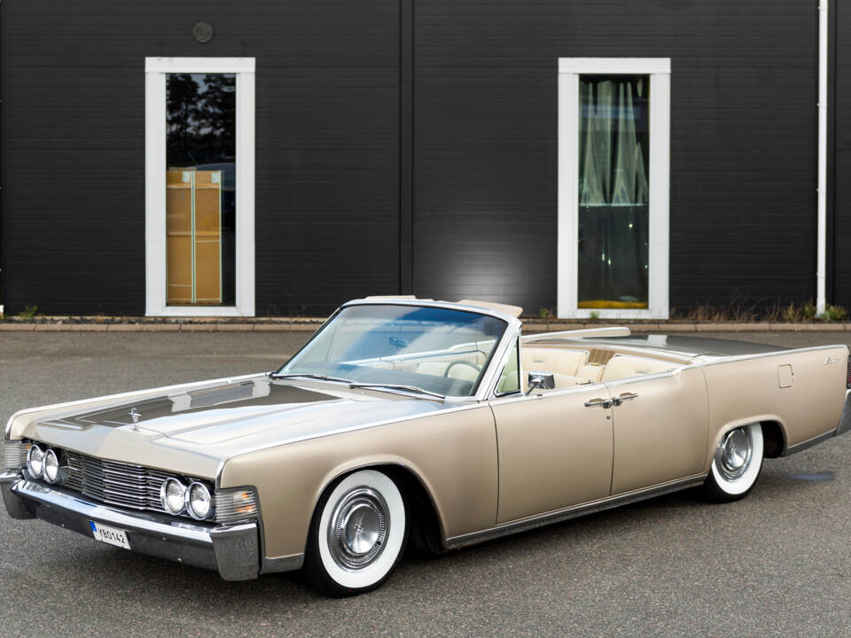 Immagine 1/135 di Lincoln Continental Convertible (1965)