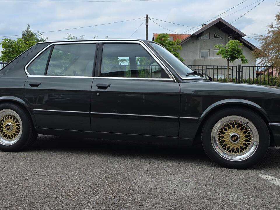 Image 1/11 of BMW 525i (1983)