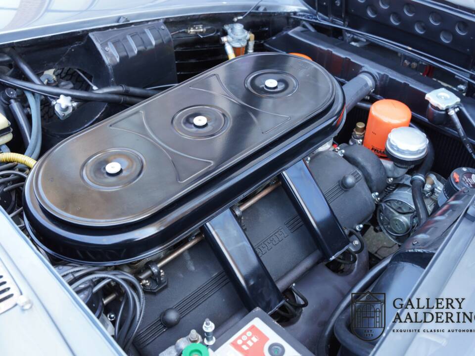 Image 12/50 de Ferrari 330 GT 2+2 (1965)