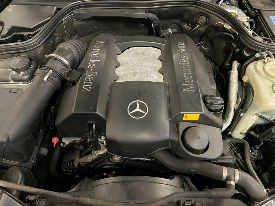 Image 17/17 of Mercedes-Benz CLK 320 (2001)