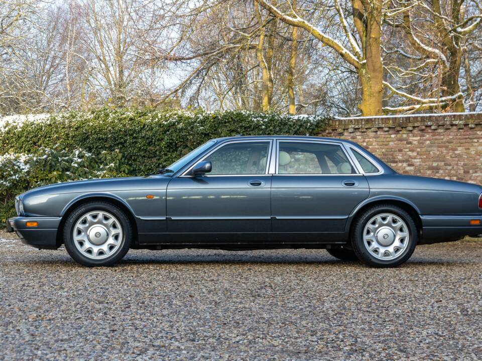 Image 31/50 of Jaguar XJ 6 4.0 Sovereign (1995)
