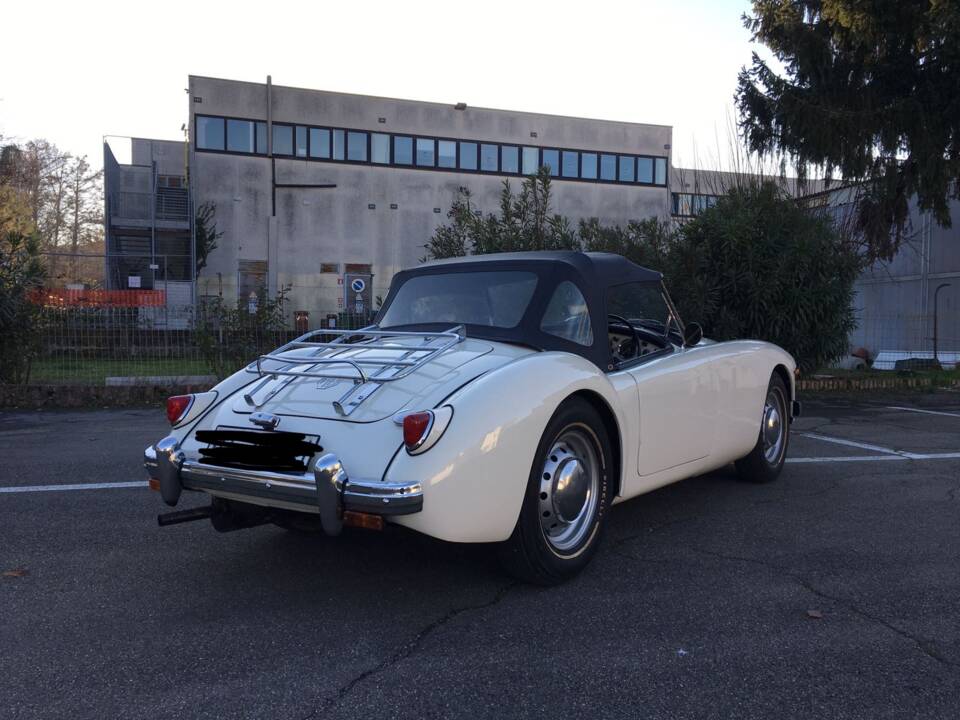 Image 2/10 of MG MGA 1500 (1959)