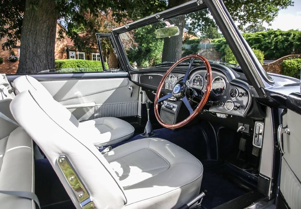 Image 21/30 de Aston Martin DB 6 Volante (1967)