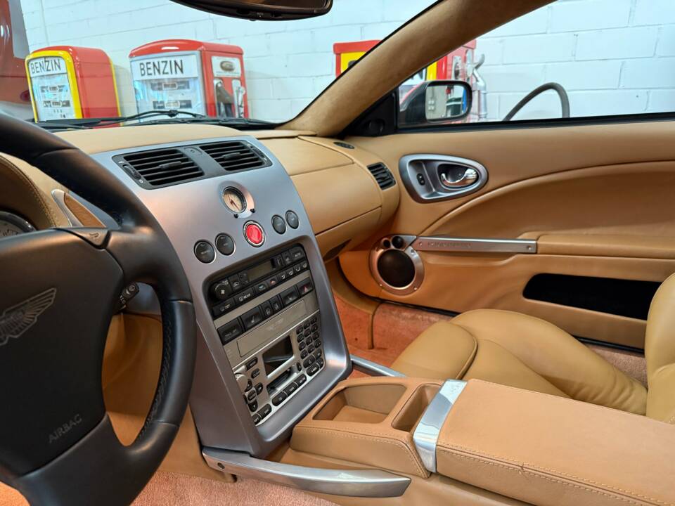 Immagine 11/18 di Aston Martin V12 Vanquish (2003)