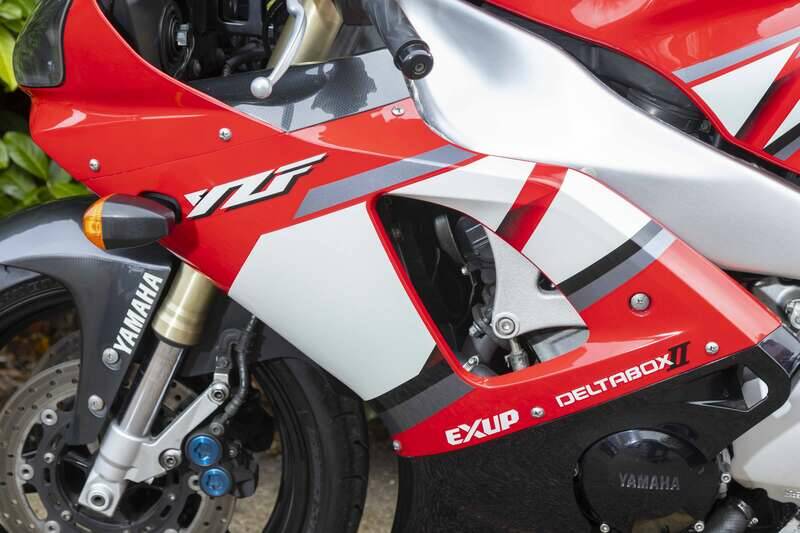 Image 21/33 of Yamaha YZF-R1 (2001)