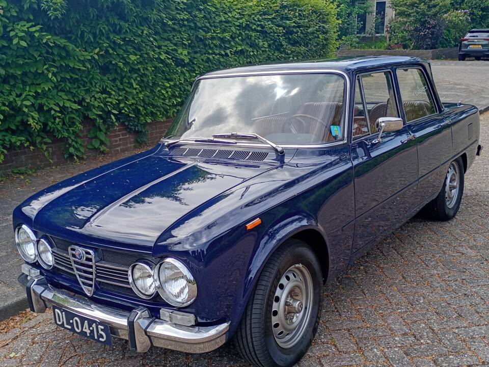 Image 2/15 of Alfa Romeo Giulia Super 1.3 (1972)