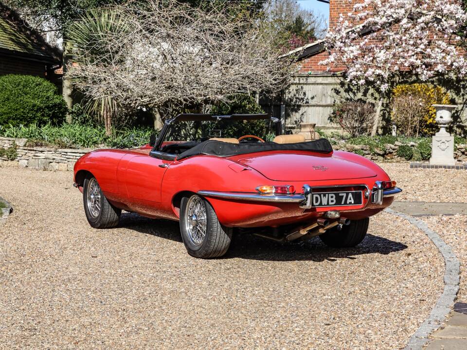 Image 13/41 de Jaguar E-Type (1968)