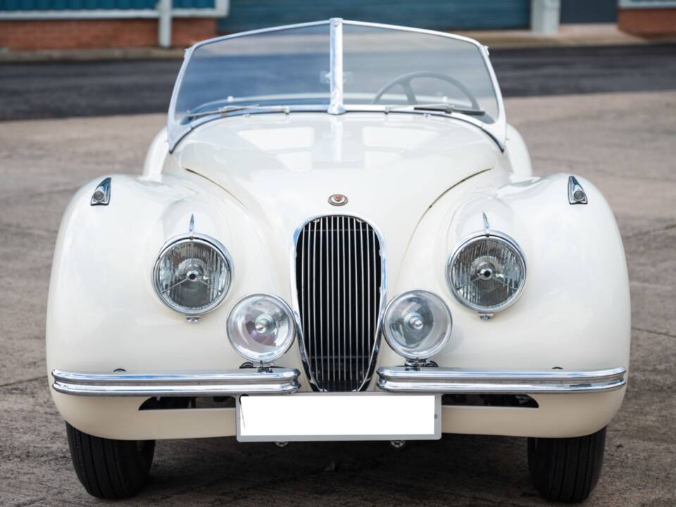 Image 2/8 of Jaguar XK 120 OTS (1952)