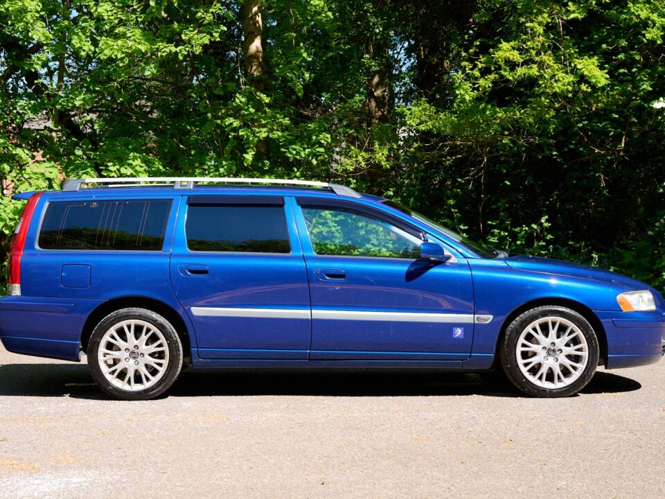 Image 2/50 of Volvo V 70 2.4 (2006)