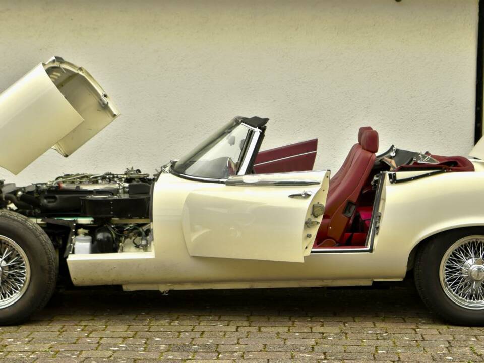 Immagine 27/50 di Jaguar E-Type V12 (1974)