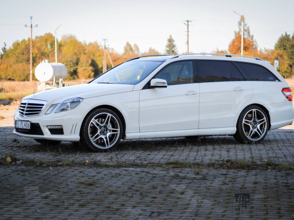 Bild 28/46 von Mercedes-Benz E 63 AMG T (2013)