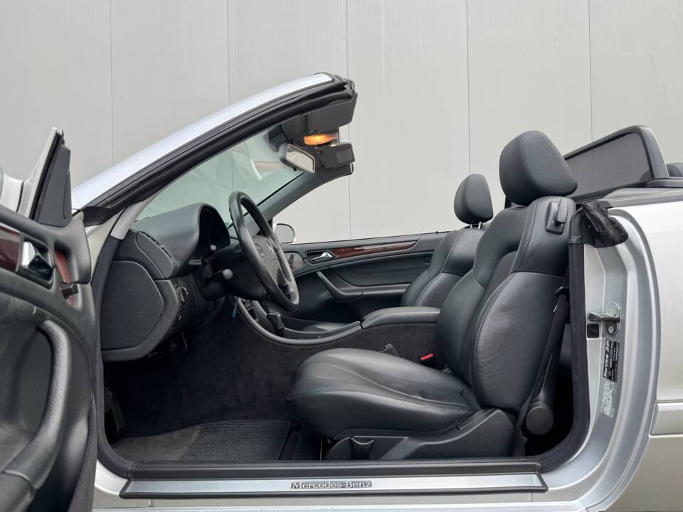 Image 32/50 of Mercedes-Benz CLK 230 Kompressor (2001)