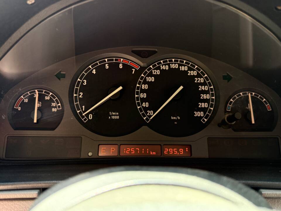Image 18/22 of BMW 850i (1990)
