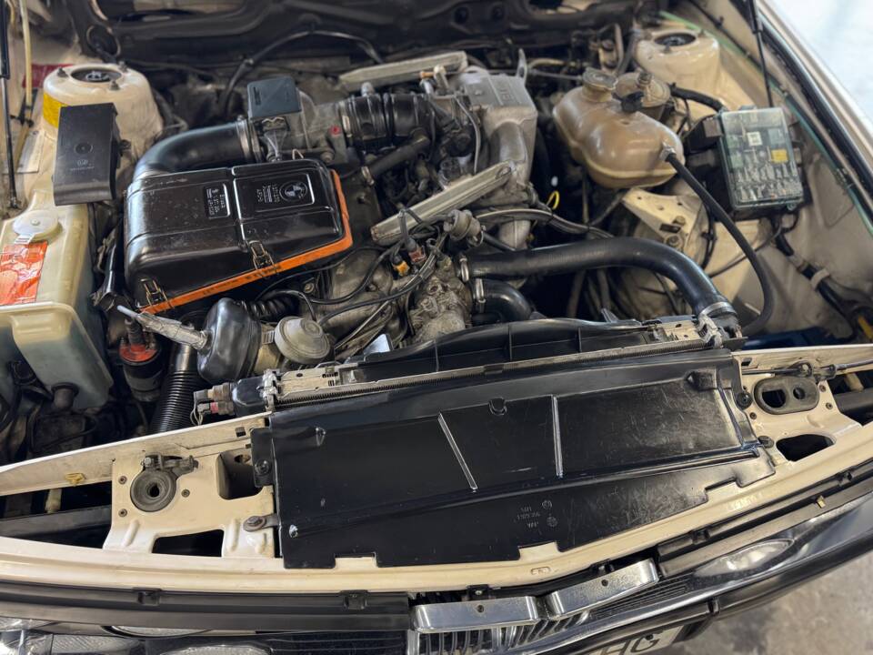 Bild 43/47 von BMW 528i (1986)