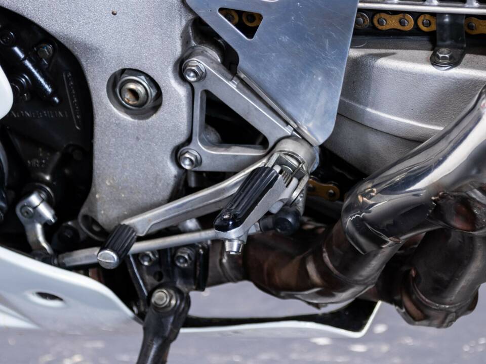 Bild 34/50 von Honda VFR 750R RC 30 (1988)