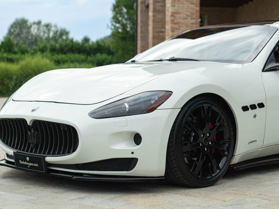 Bild 19/50 von Maserati GranTurismo 4.2 (2008)