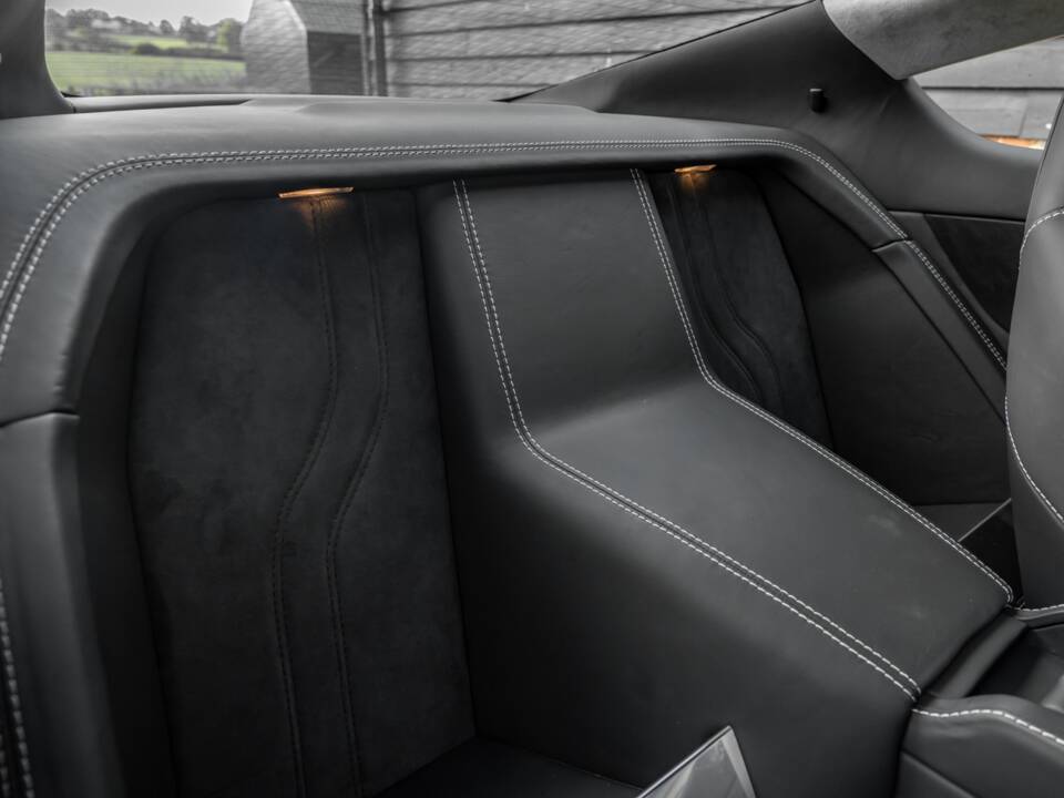 Image 14/77 of Aston Martin DBS (2009)