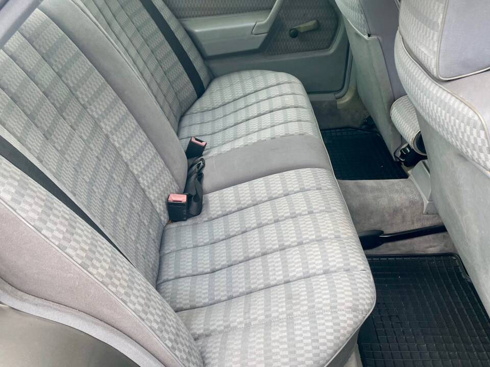 Bild 11/12 von Mercedes-Benz 190 D 2.5 (1990)