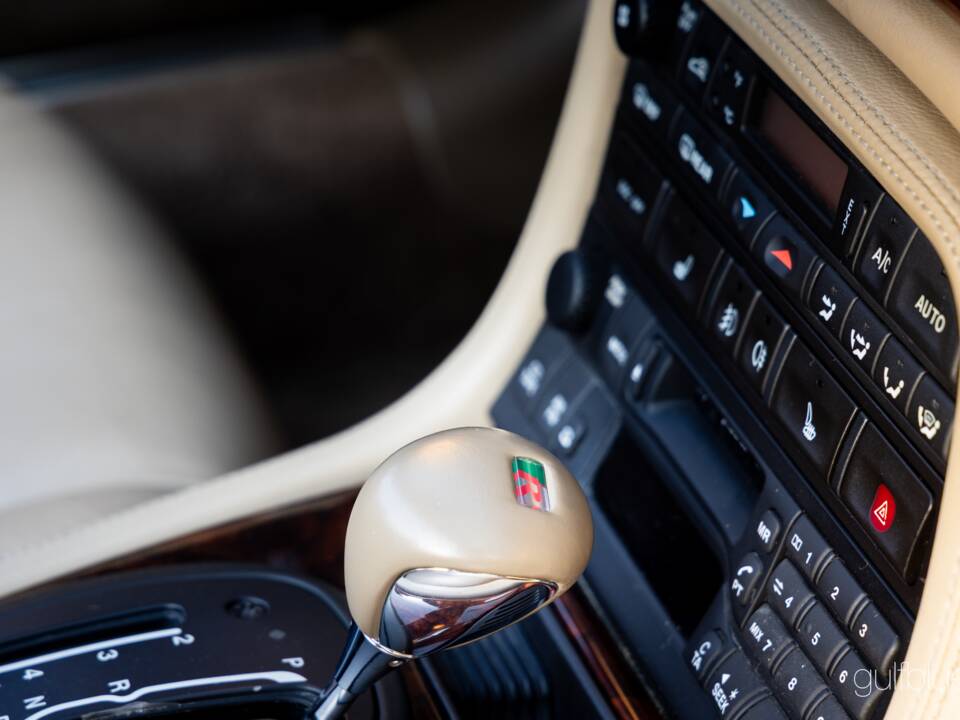 Image 59/70 of Jaguar XKR (2004)