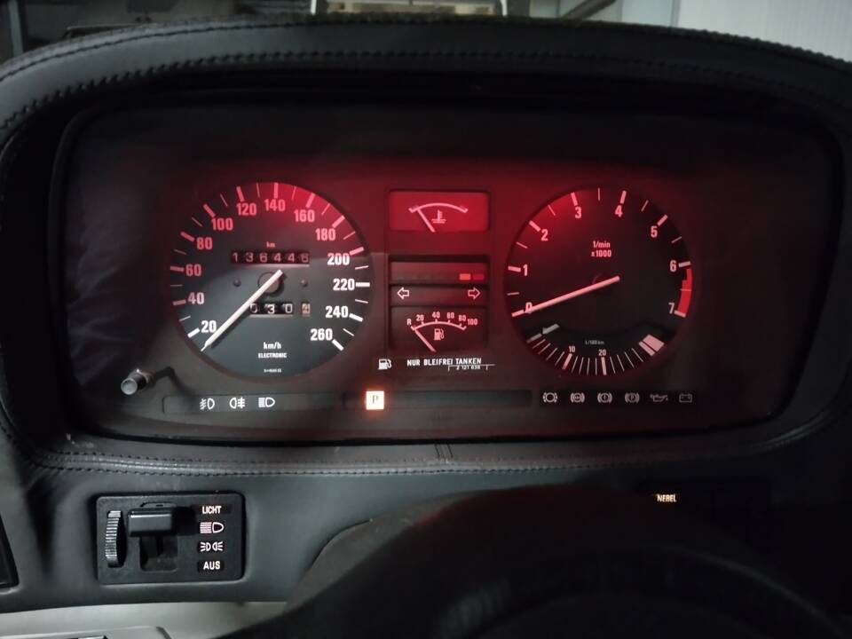 Bild 31/113 von BMW 735i (1986)