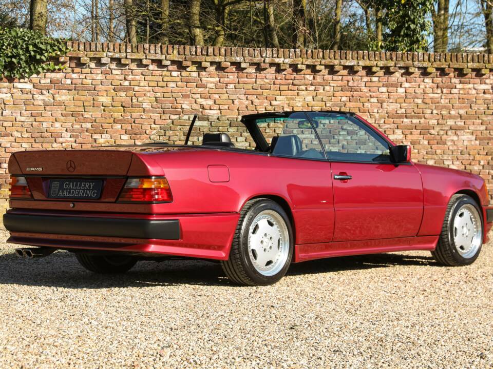 Immagine 27/50 di Mercedes-Benz 300 CE-24 3.4 AMG (1993)