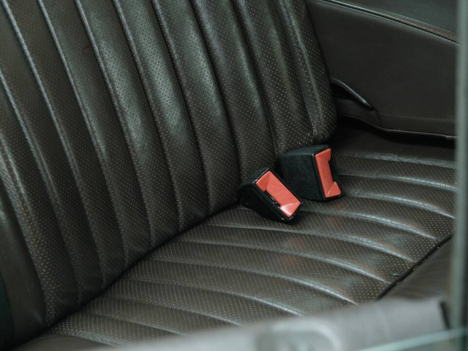 Bild 32/50 von Mercedes-Benz 380 SE (1983)