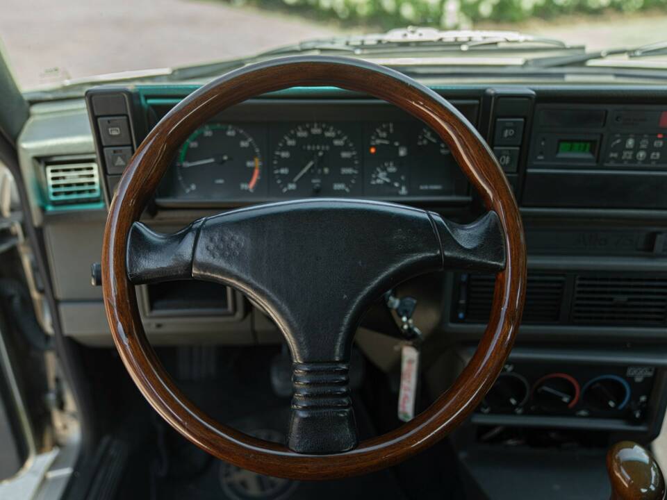 Obraz 43/50 pojazdu Alfa Romeo 75 2.0 Twin Spark (1989)