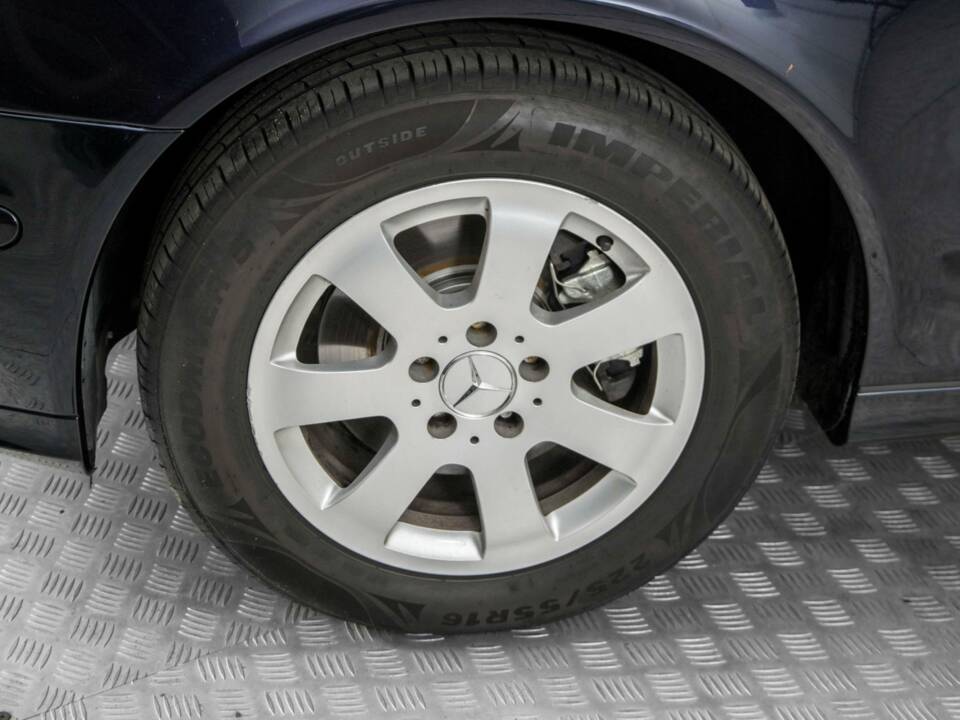 Bild 23/50 von Mercedes-Benz E 320 T 4MATIC (2004)