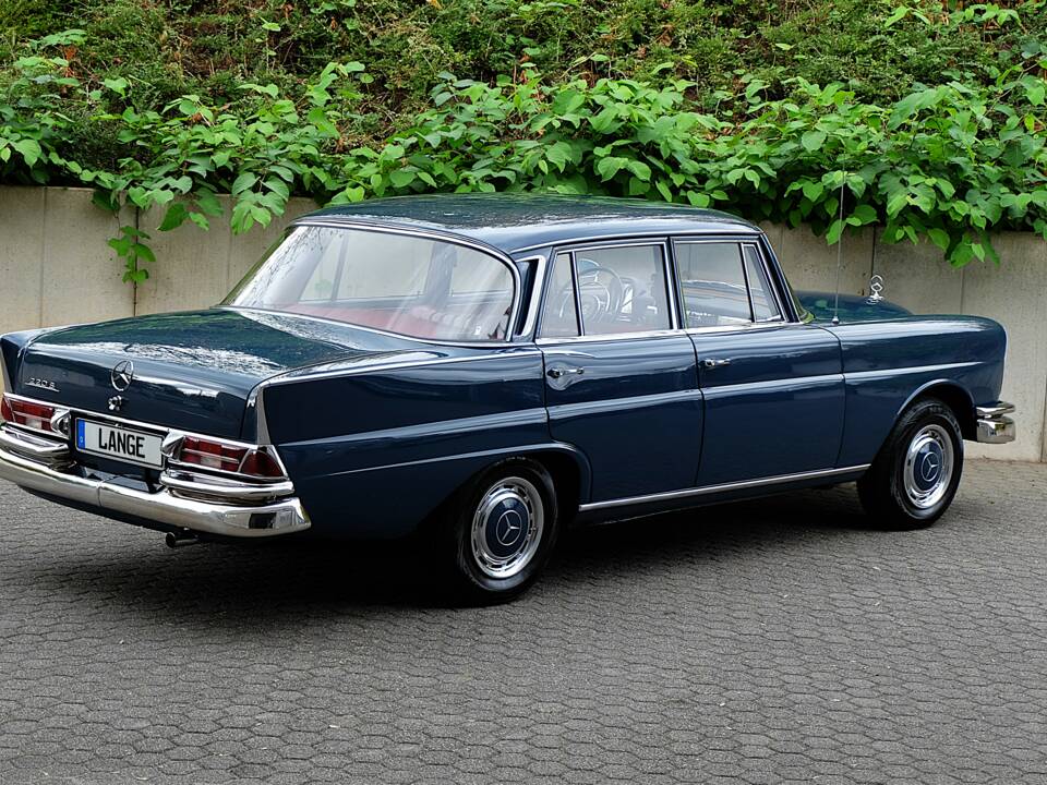 Image 13/76 de Mercedes-Benz 220 S b (1963)