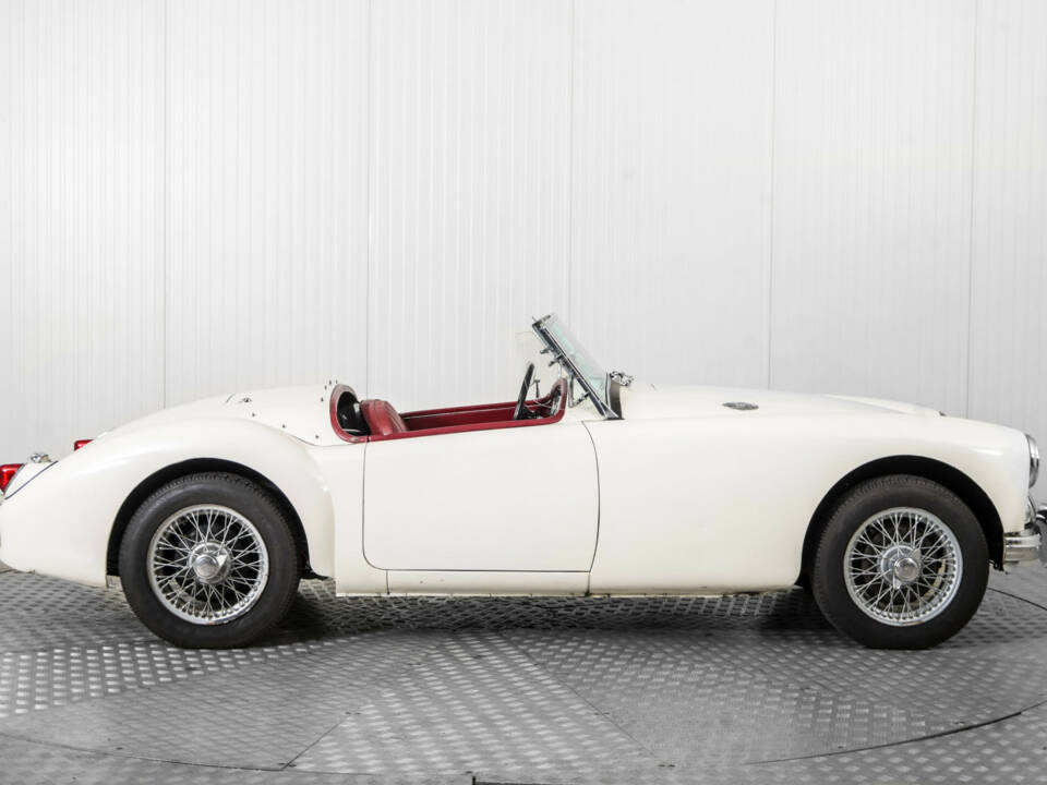Image 10/50 of MG MGA 1500 (1957)