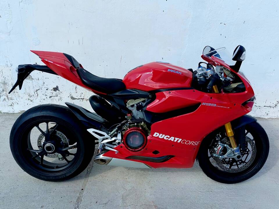 Image 2/5 de Ducati DUMMY (2012)