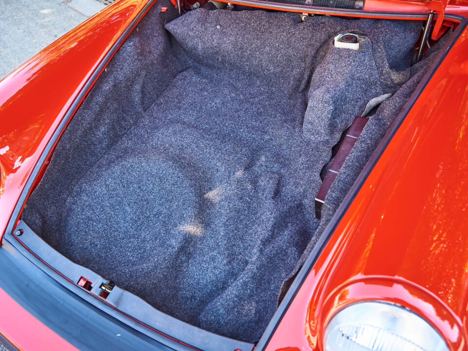 Image 36/44 of Porsche 911 SC 3.0 (1983)