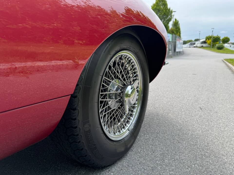 Image 15/35 of Jaguar E-Type (1969)
