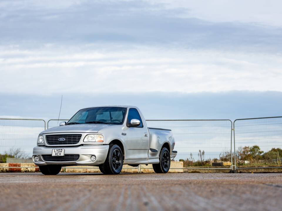 Image 16/50 of Ford F-150 SVT Lightning (2002)