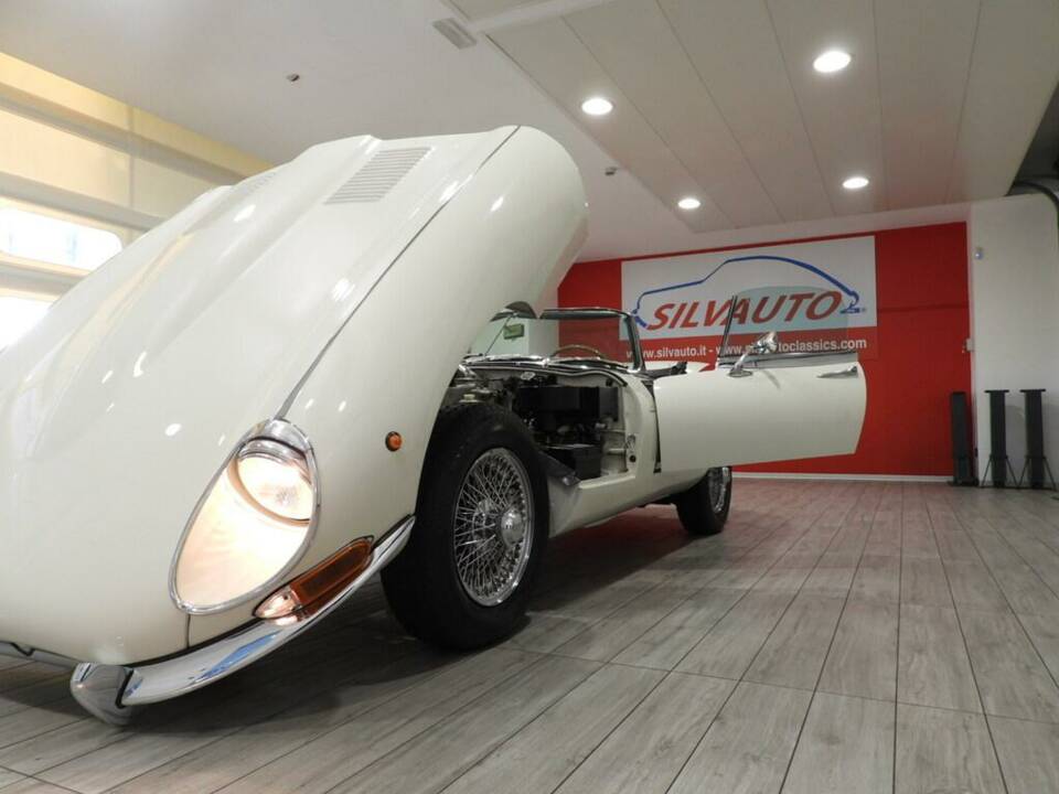 Image 11/15 de Jaguar E-Type (1968)