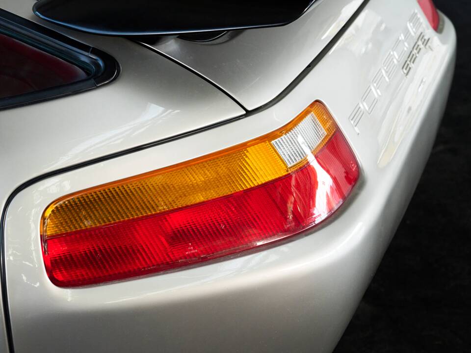 Image 21/50 of Porsche 928 GT (1989)