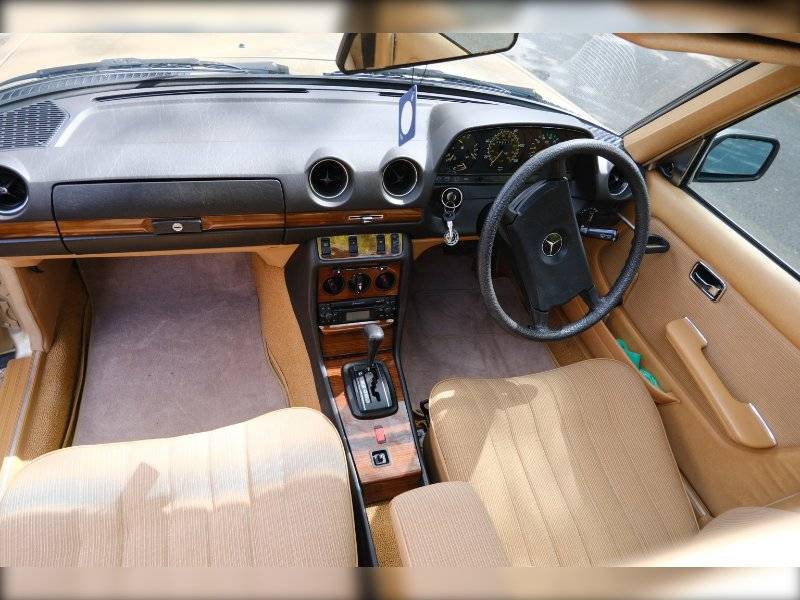 Image 23/23 of Mercedes-Benz 230 E (1984)