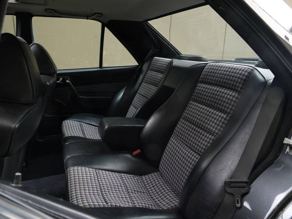 Image 16/83 of Mercedes-Benz 190 E 2.3-16 (1984)
