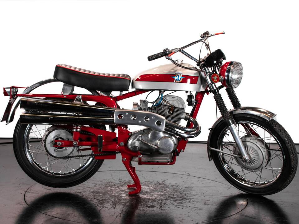 Image 3/34 of MV Agusta 250 Bicilindrica (1970)