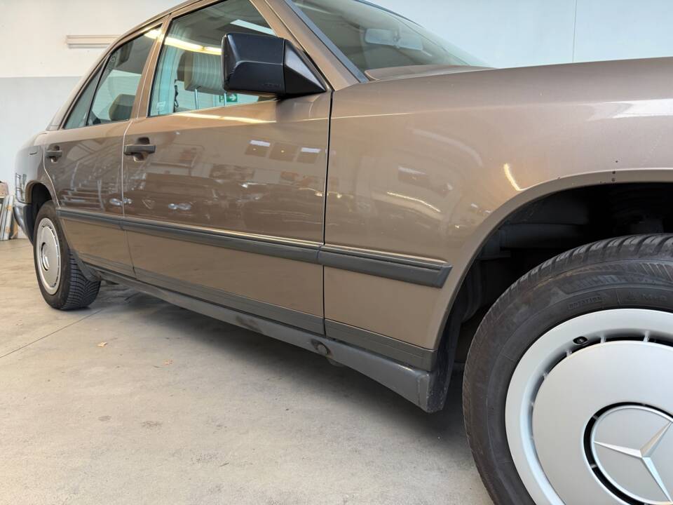 Afbeelding 25/36 van Mercedes-Benz 200 (1988)